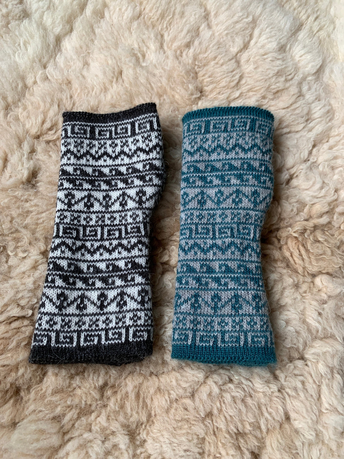 [hidden] Teal & White Nordic Alpaca Fingerless Gloves